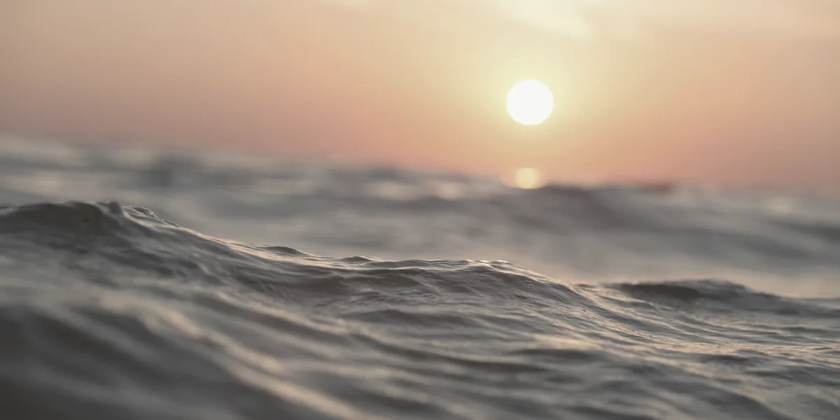夕暮れの穏やかな海